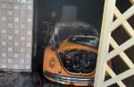 Fusca pega fogo em casa de idosos no bairro Fonte Grande, em Lafaiete