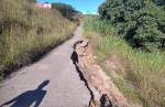 Pista de caminhada da MG-129 continua com erosão e mato alto