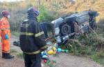 Carro cai em barranco e dois idosos ficam feridos em Queluzito 