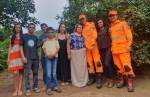 Bombeiros visitam garoto que ficou perdido em mata no Gagé